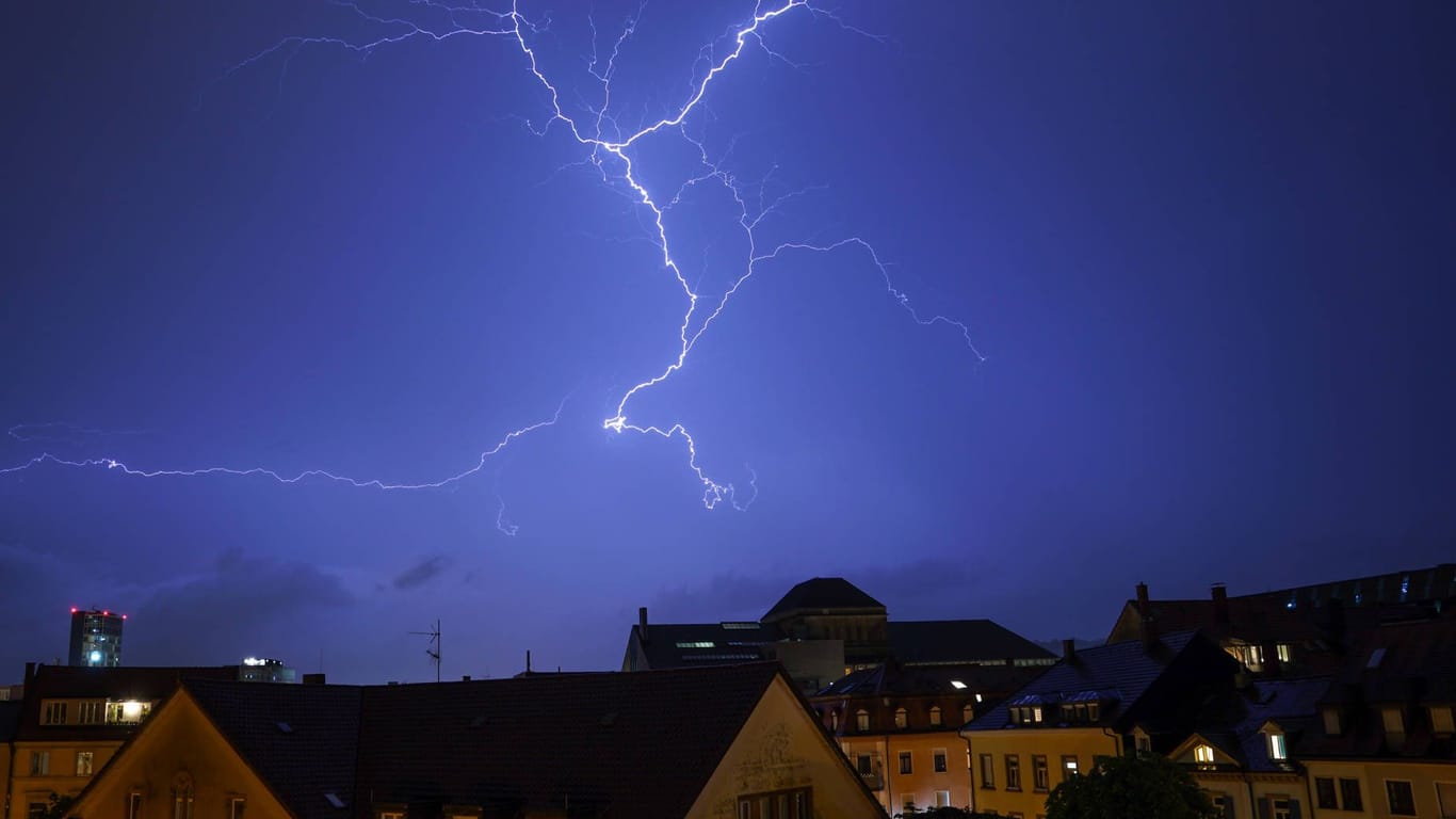 Blitze am Himmel (Archivbild): In Sachsen kann es ab dem Abend starke Gewitter geben.