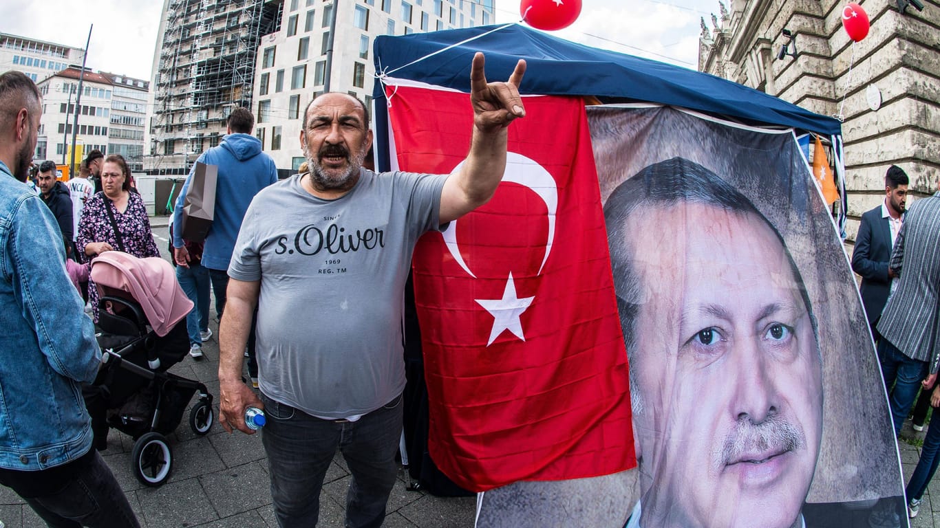 Ein Erdogan-Anhänger zeigt am Münchner Stachus den "Wolfsgruß" (Archivbild).