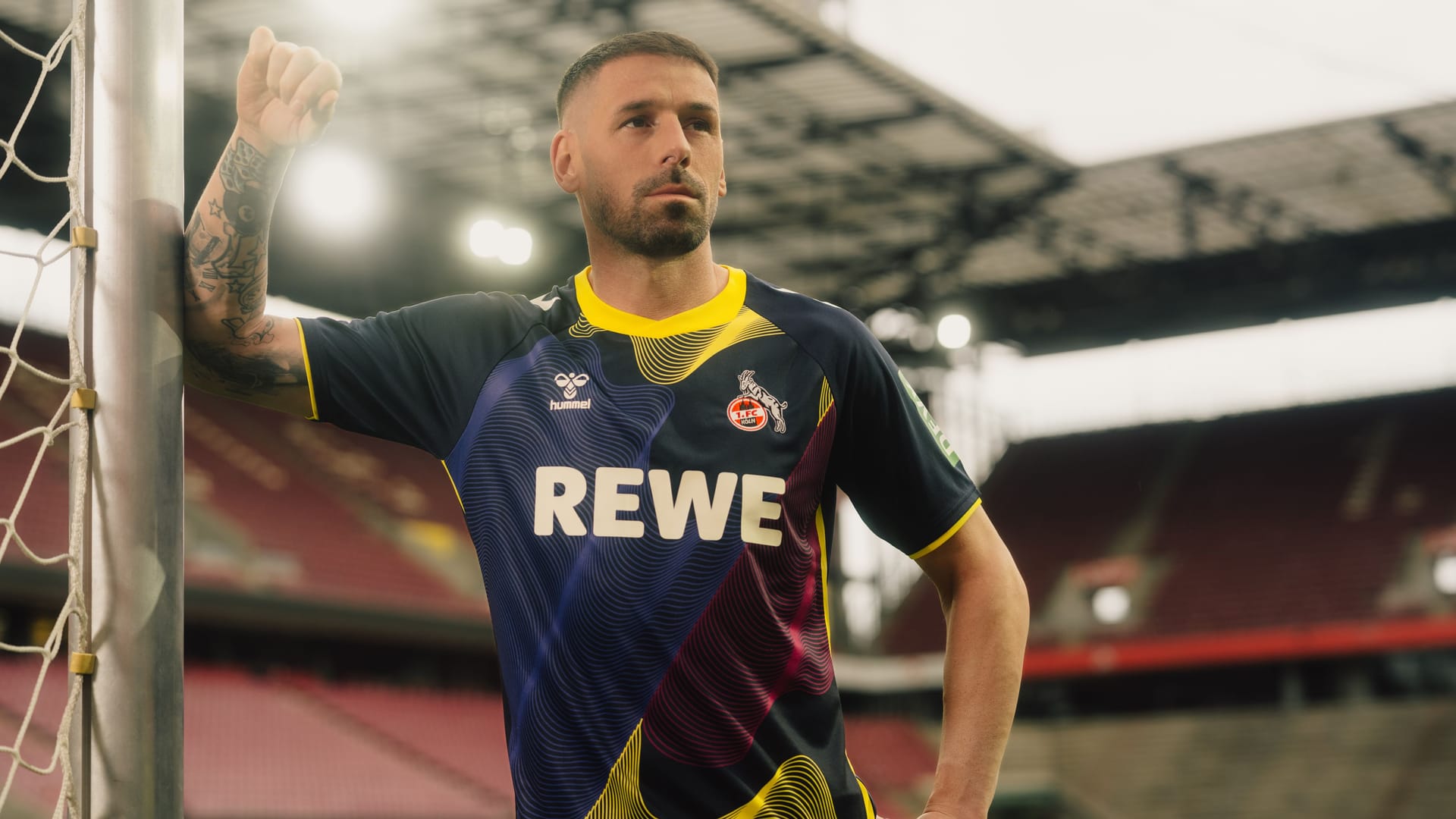 Ein Blickfang: Jonas Urbig im neuen Trikot.