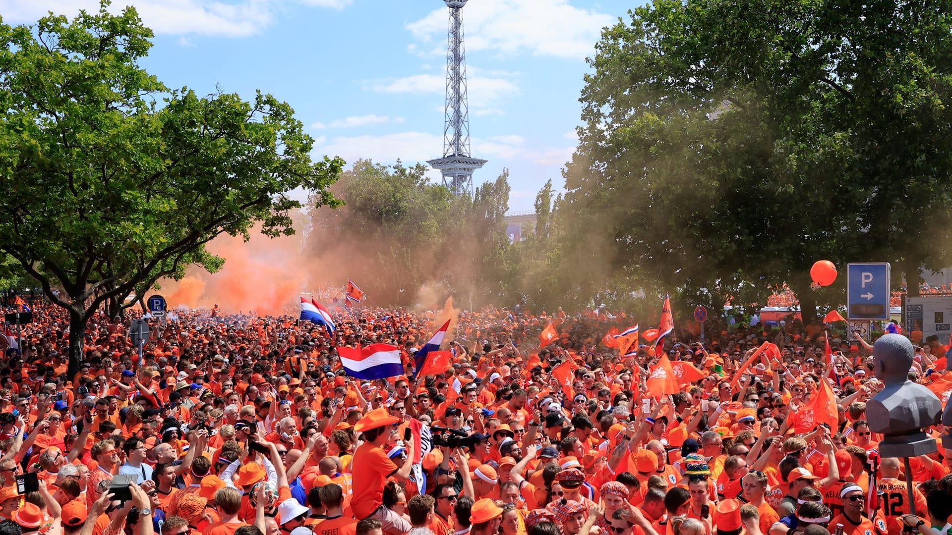 Ein niederländischer Fanmarsch in Berlin: Am Samstag treffen sich die Fans vor den Berliner Messehallen, um dort zu feiern und gemeinsam zum Olympiastadion zu wandern.