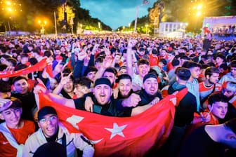 Türkei-Fans jubeln in der Fanzone am Brandenburger Tor: Im letzten EM-Viertelfinale treffen am Samstagabend die Niederlande und die Türkei aufeinander.