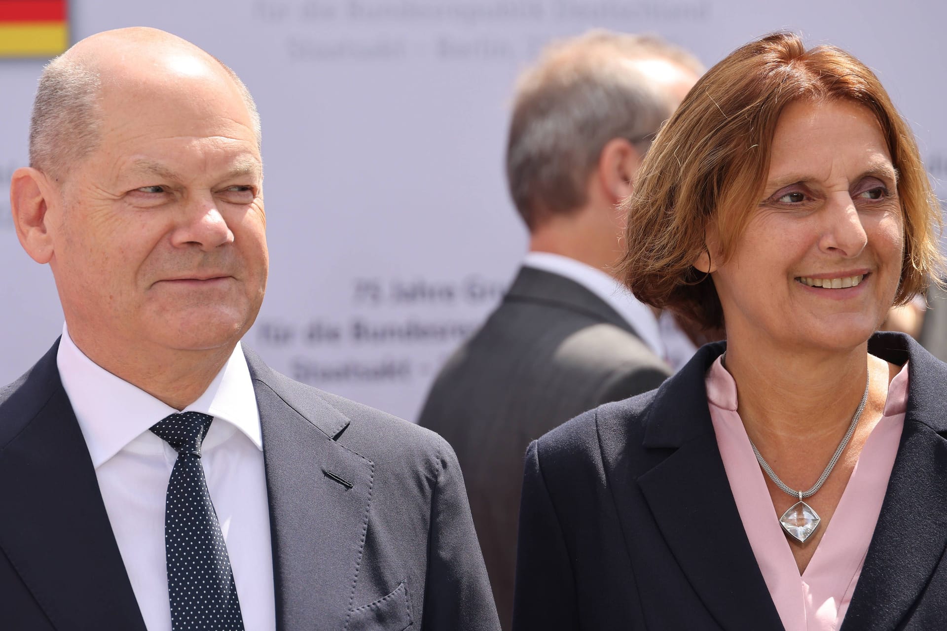 Bundeskanzler Olaf Scholz (r.) und seine Frau Britta Ernst bei einem Empfang (Archivbild).