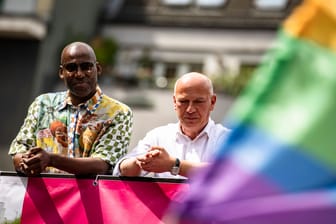 Kai Wegner mit Kultursenator Joe Chialo beim CSD im vergangenen Jahr (Archivfoto).