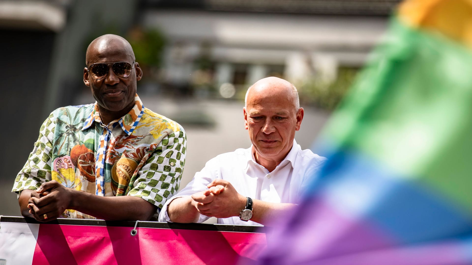 Kai Wegner mit Kultursenator Joe Chialo beim CSD im vergangenen Jahr (Archivfoto).