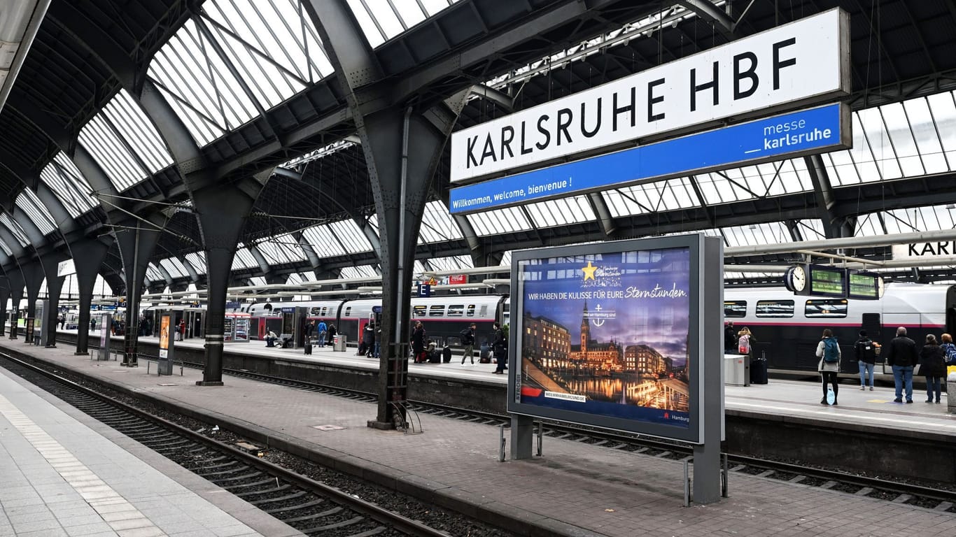 Der Hauptbahnhof in Karlsruhe (Archvbild). 700 Fußballbegeisterte mussten dort aussteigen.