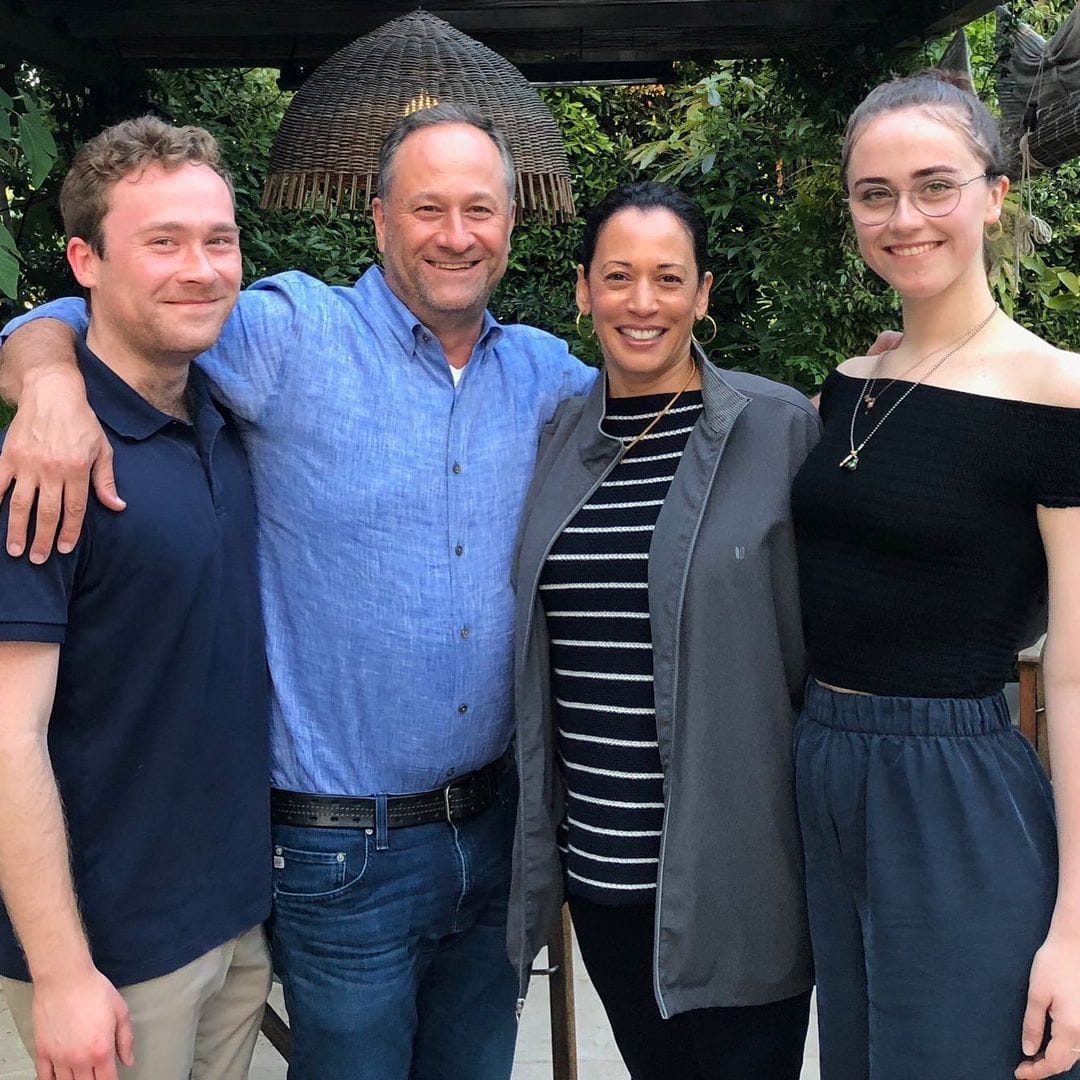 Kamala Harris mit ihrem Ehemann Doug Emhoff und ihren Stiefkindern Cole und Ella.