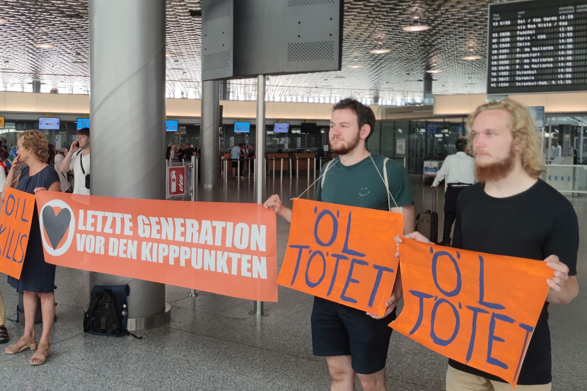 Die "Letzte Generation" hat am Flughafen Hannover protestiert.