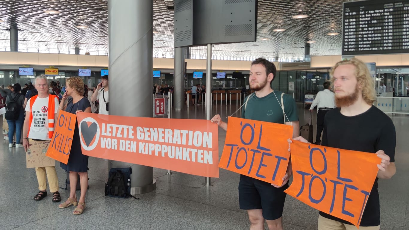 Die "Letzte Generation" hat am Flughafen Hannover protestiert.