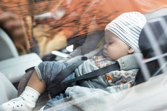 Babys dürfen im Sommer niemals allein im Auto gelassen werden. Die Hitze im Inneren steigt viel schneller, als Eltern oft denken.