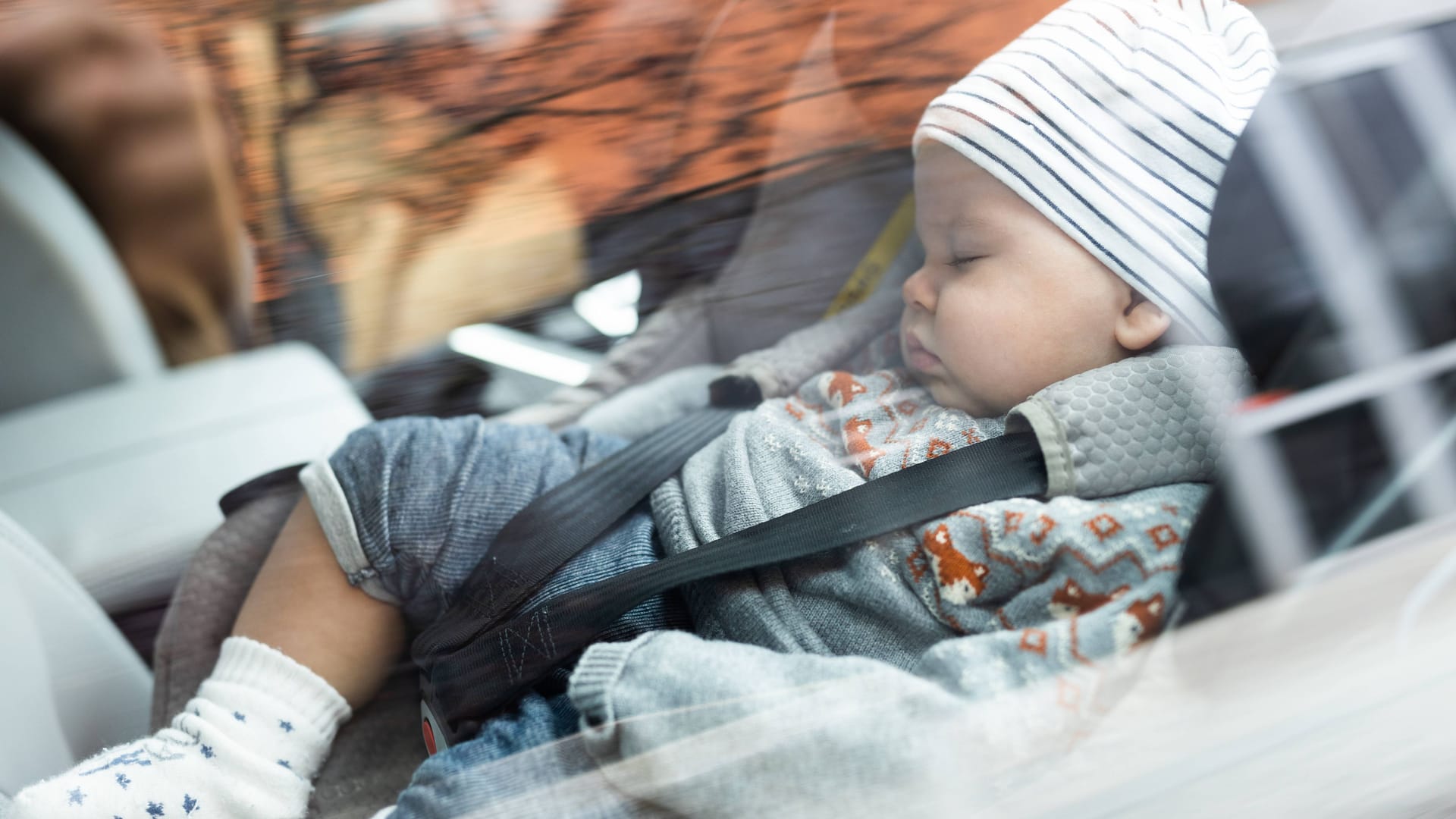 Babys dürfen im Sommer niemals allein im Auto gelassen werden. Die Hitze im Inneren steigt viel schneller, als Eltern oft denken.