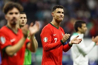 Cristiano Ronaldo bedankt sich nach der Partie gegen Slowenien bei den mitgereisten Fans.