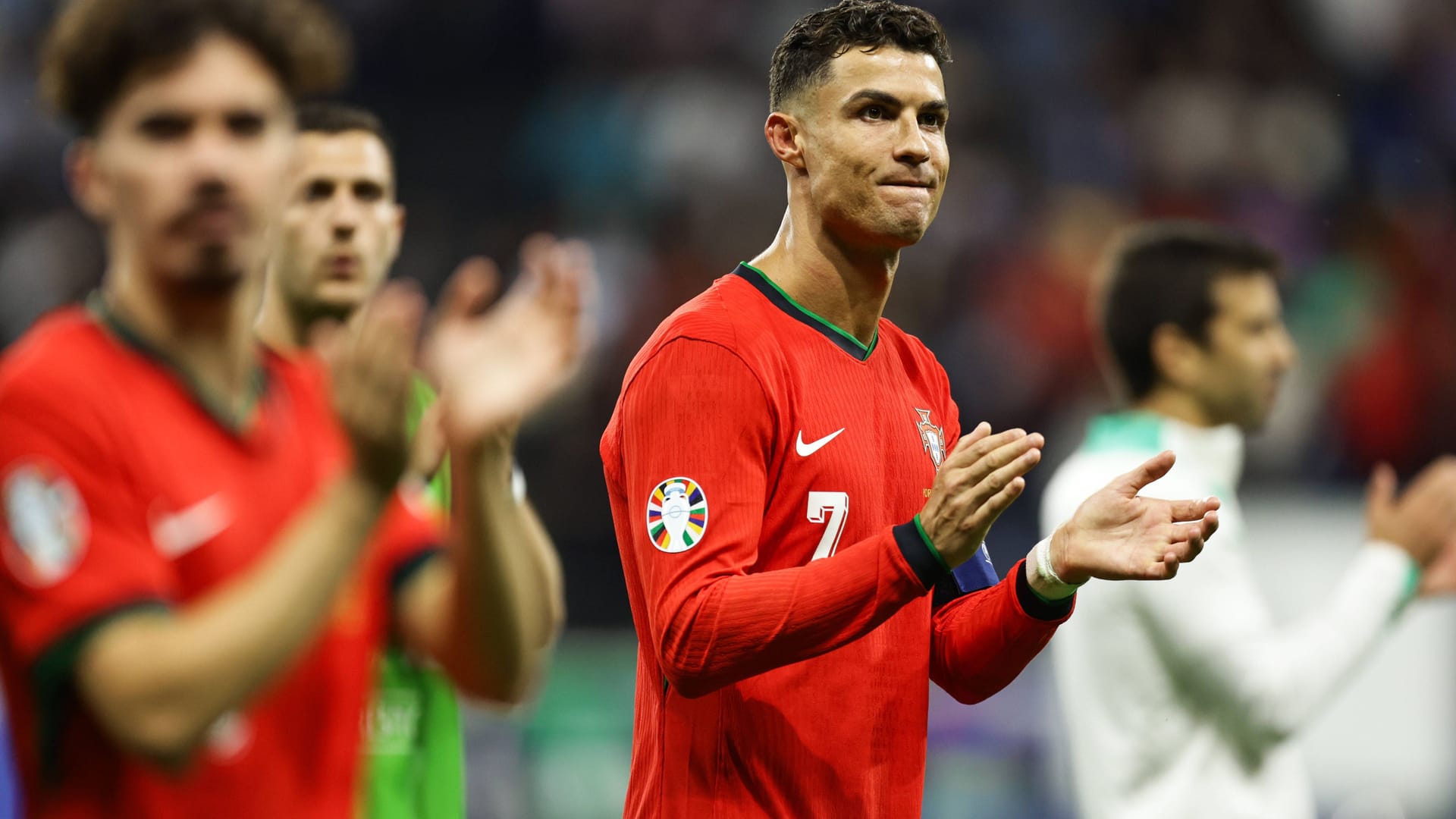 Cristiano Ronaldo bedankt sich nach der Partie gegen Slowenien bei den mitgereisten Fans.