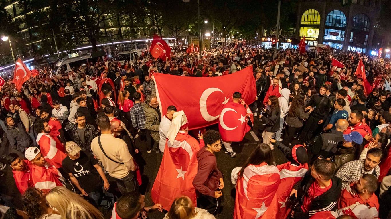 Türkei-Fans am Dienstagabend in Berlin: In dem Trubel kam es zu einem aufsehenerregendem Vorfall.