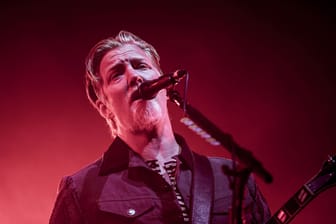 Frontmann Josh Homme (Archivbild): Er muss für eine Notfall-Operation zurück in die USA.