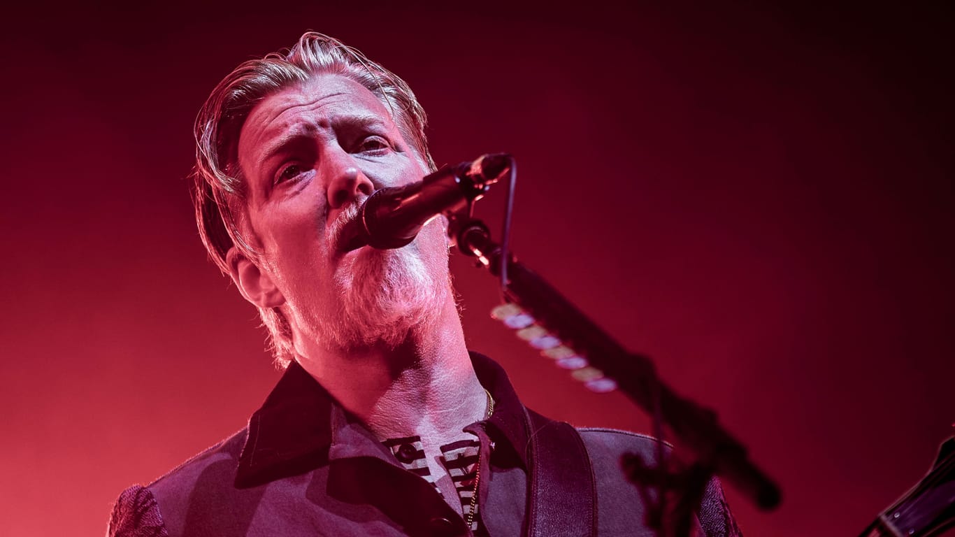 Frontmann Josh Homme (Archivbild): Er muss für eine Notfall-Operation zurück in die USA.