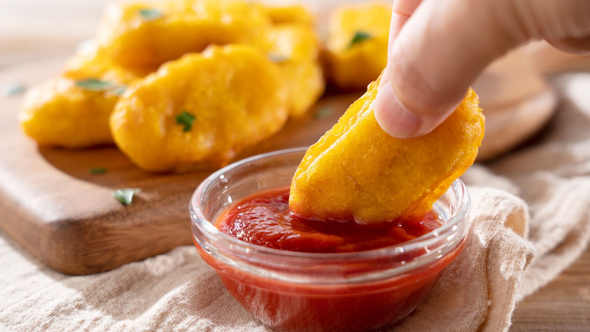 Chicken-Nuggets: Das zerkleinerte Hähnchenfleisch wird meist in eine natürlich wirkende Form gepresst.