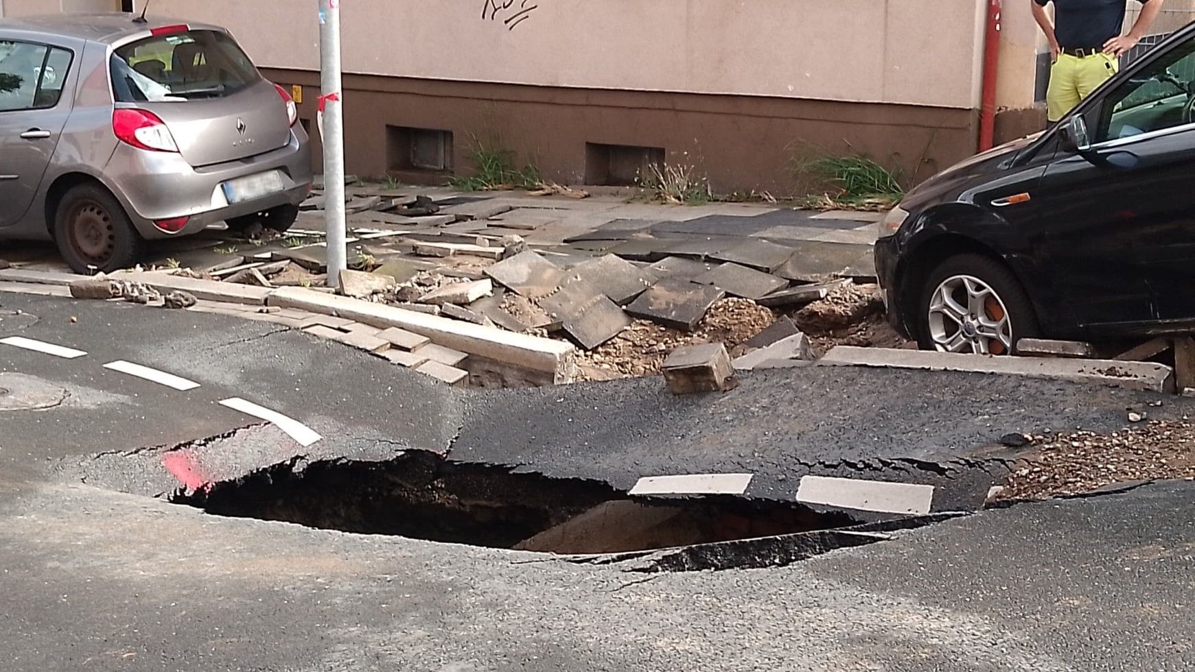 An der Raffelberger Straße in Essen-Frohnhausen wurde die Straße und der Gehweg unterspült. Dort klafft ein riesiges Loch.