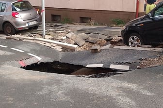 An der Raffelberger Straße in Essen-Frohnhausen wurde die Straße und der Gehweg unterspült. Dort klafft ein riesiges Loch.