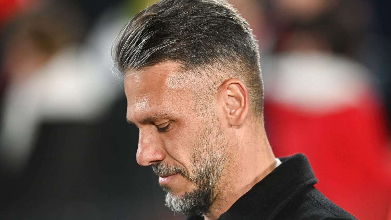 Martin Demichelis blickt zu Boden (Archivbild): Der ehemalige Bayernspieler ist seinen Job als Trainer bei River Plate los.