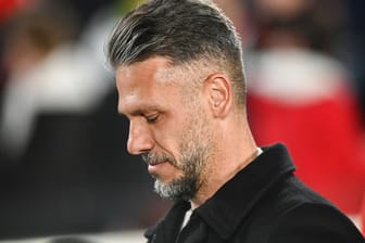 Martin Demichelis blickt zu Boden (Archivbild): Der ehemalige Bayernspieler ist seinen Job als Trainer bei River Plate los.