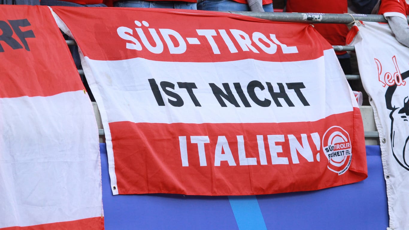 Österreichische Fans zeigen Fahne mit Schriftzug "Süd-Tirol ist nicht Italien".