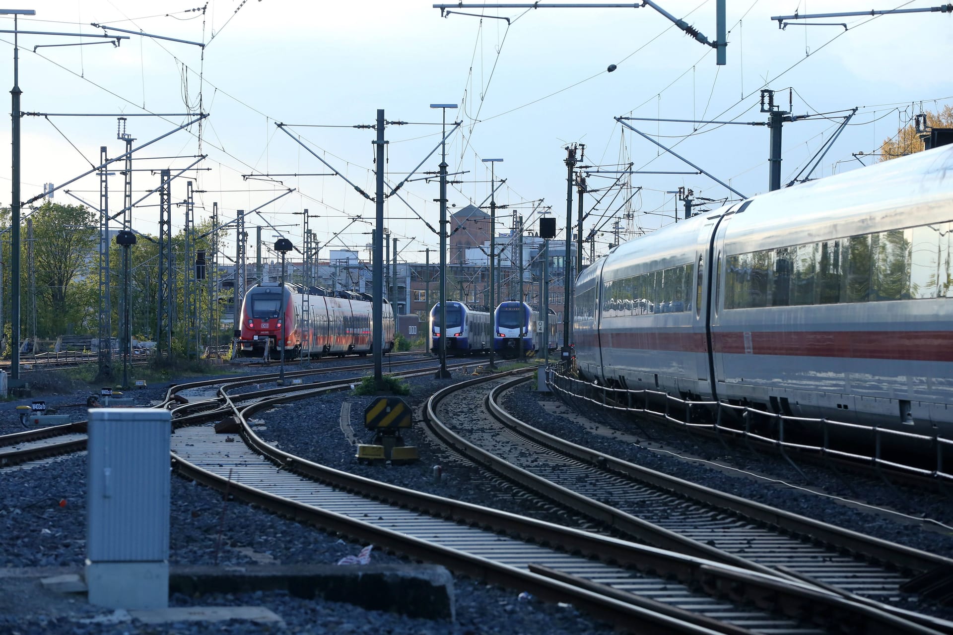 Zugverkehr am Hauptbahnhof in Hannover: Ein kaputtes Kabel führt zu Verspätungen.