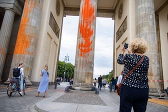 Menschen fotografieren das Brandenburger Tor in Berlin am 18. September 2023 (Archivbild): Zwei Aktivisten wurden nun verurteilt.