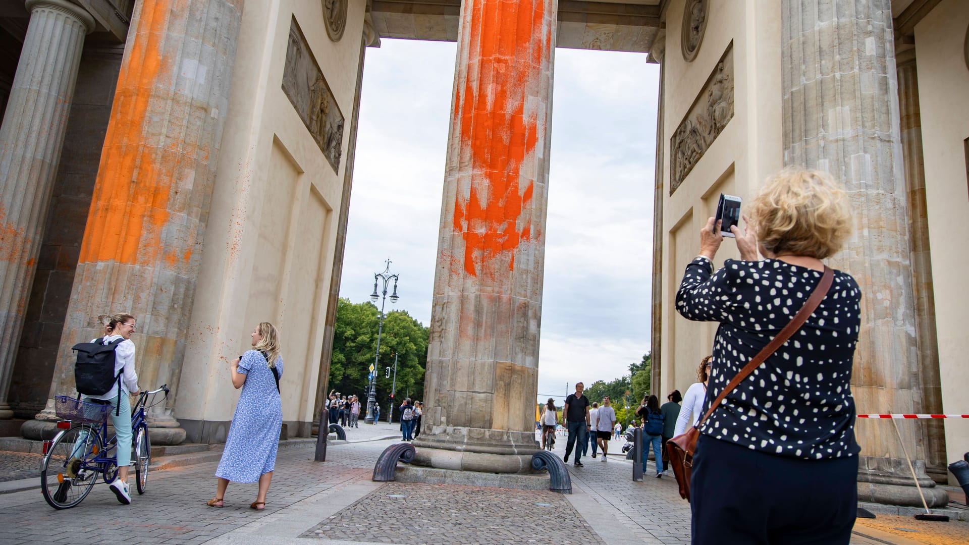 Menschen fotografieren das Brandenburger Tor in Berlin am 18. September 2023 (Archivbild): Zwei Aktivisten wurden nun verurteilt.