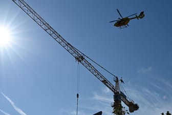 Mit einem Hubschrauber wurde ein Rettungsteam auf dem Baukran abgesetzt.