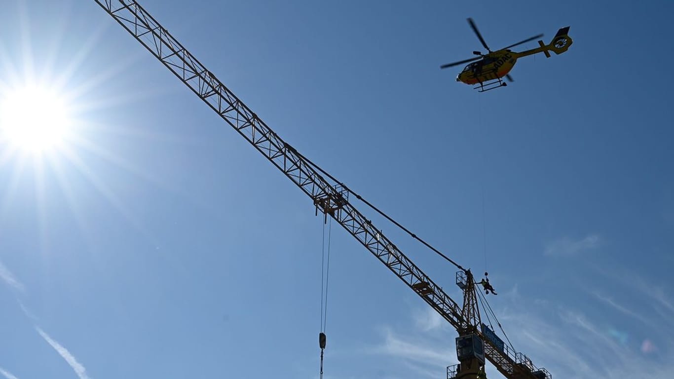 Mit einem Hubschrauber wurde ein Rettungsteam auf dem Baukran abgesetzt.