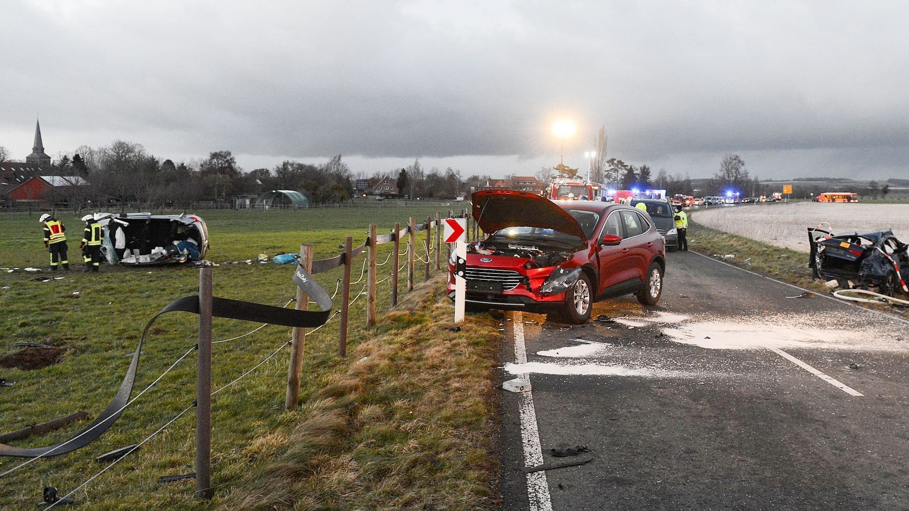 Das zerstörte Auto der Familie liegt auf einer Wiese. Bei dem Unfall in der Region Hannover mit mehreren beteiligten Fahrzeugen starben zwei Kinder, zwei und sechs Jahre alt.