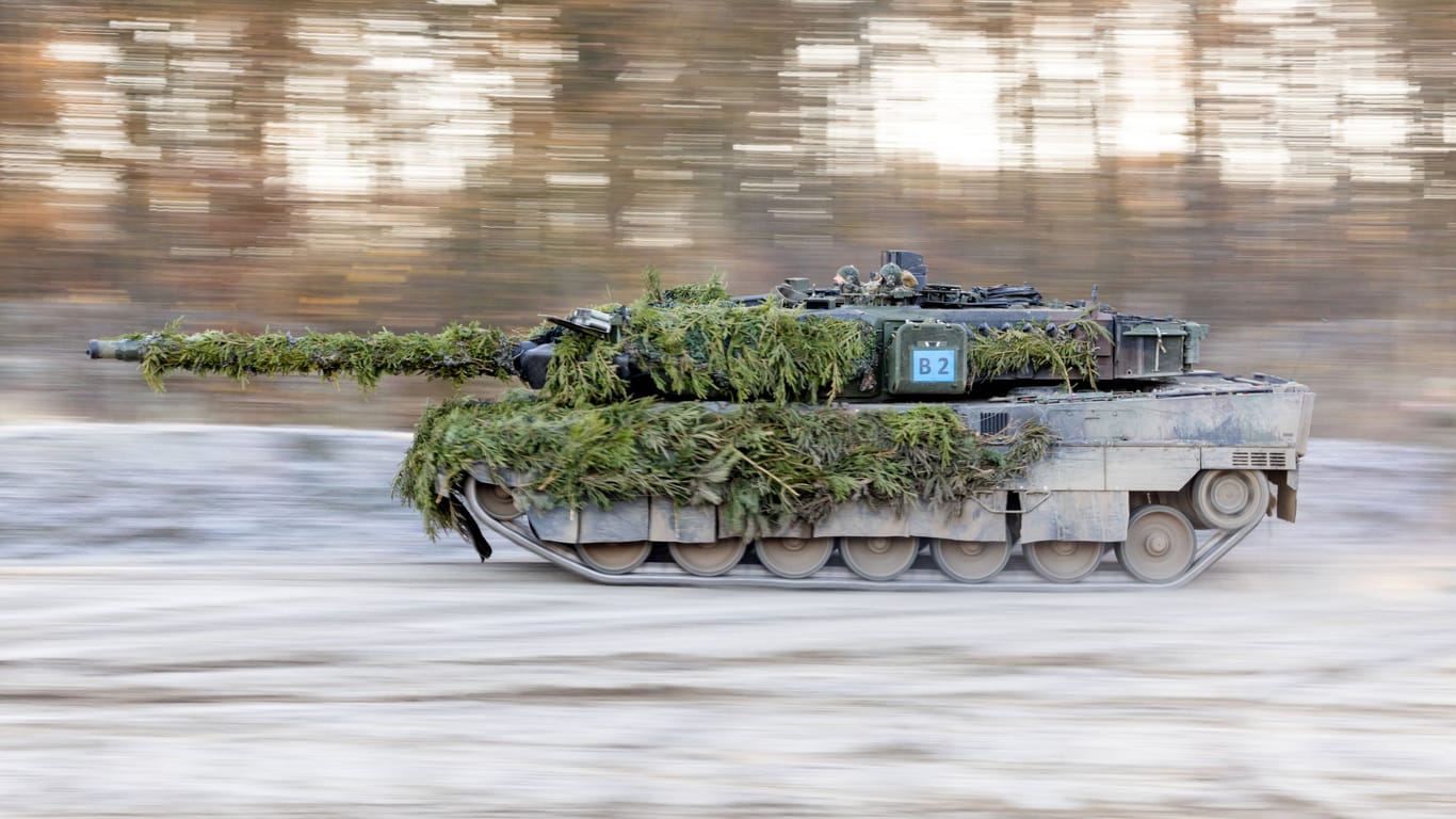Übung mit Leopard 2 (Archivbild): Die Bundeswehr soll 105 weitere Panzer erhalten.