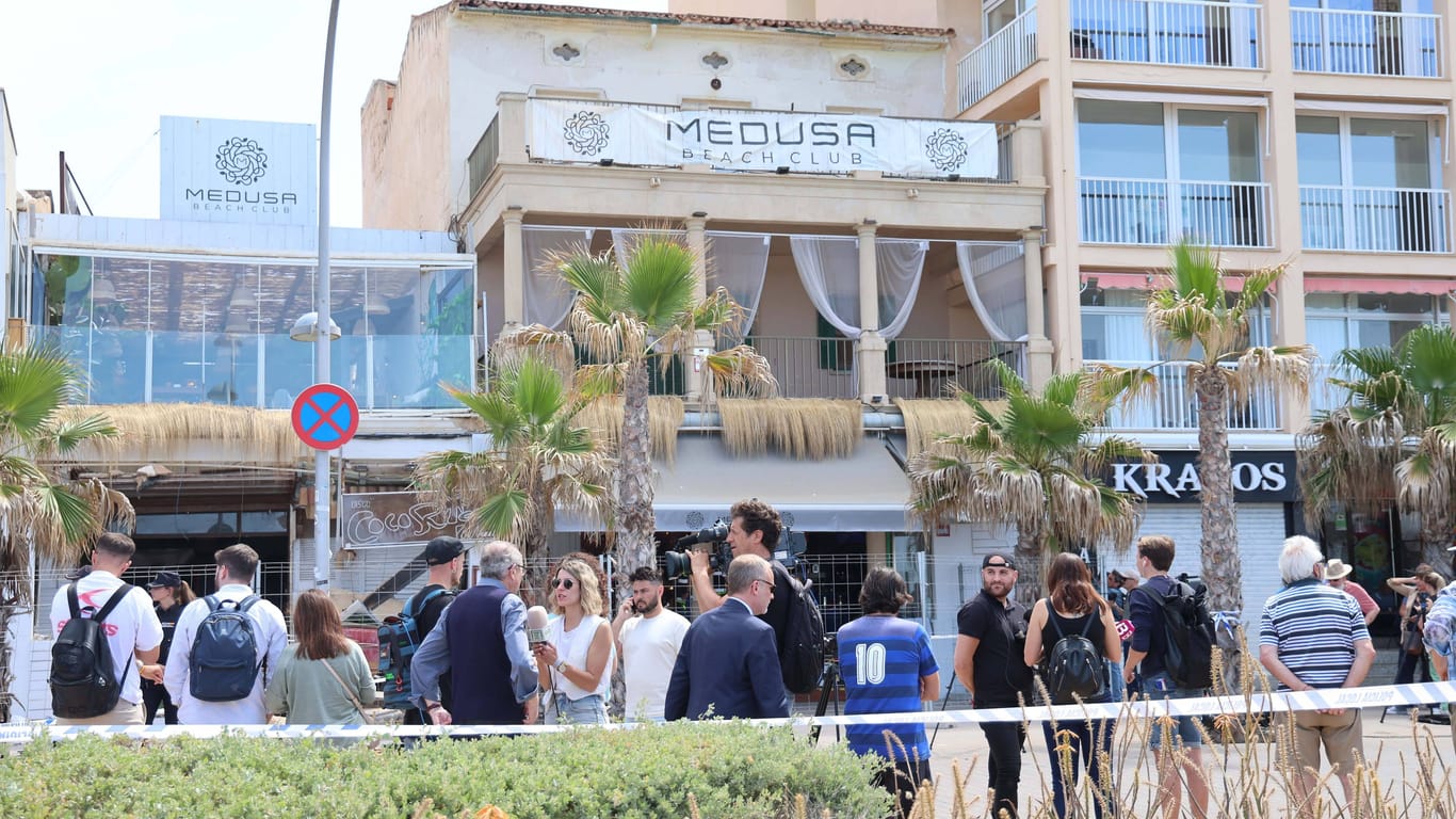 Anderthalb Monate nach dem Terrasseneinsturz in El Arenal auf Mallorca ist der "Medusa-Beach-Club" wiedereröffnet worden (Archivbild). Er heißt jetzt "Laguna Playa".