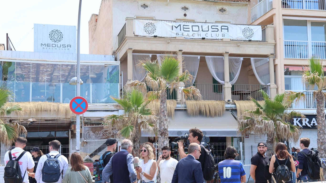 Anderthalb Monate nach dem Terrasseneinsturz in El Arenal auf Mallorca ist der "Medusa-Beach-Club" wiedereröffnet worden (Archivbild). Er heißt jetzt "Laguna Playa".