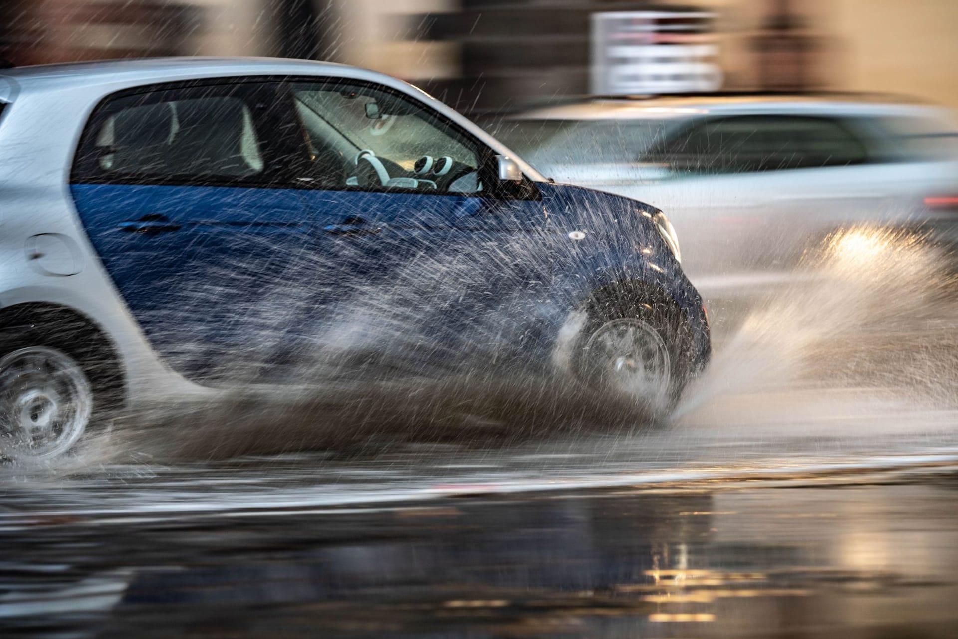 Ein Auto bei Aquaplaning