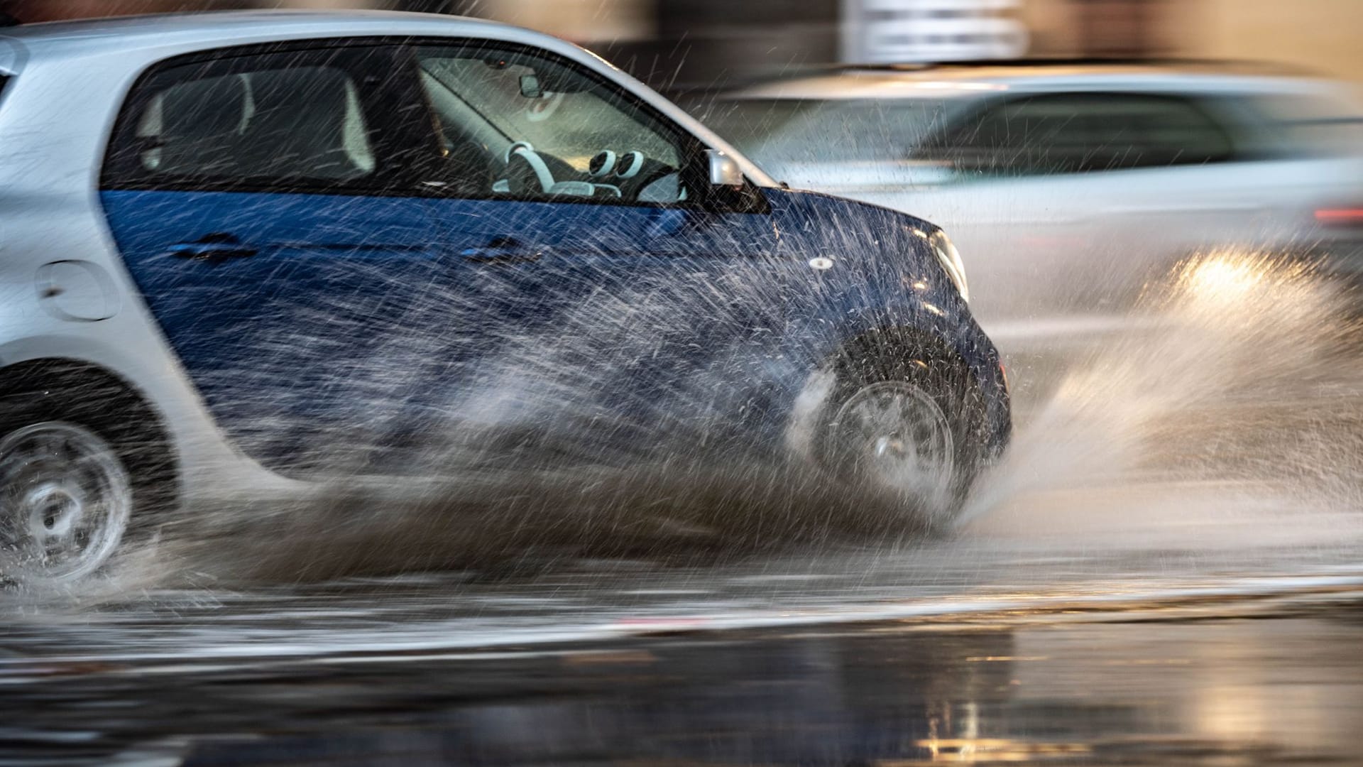 Ein Auto bei Aquaplaning