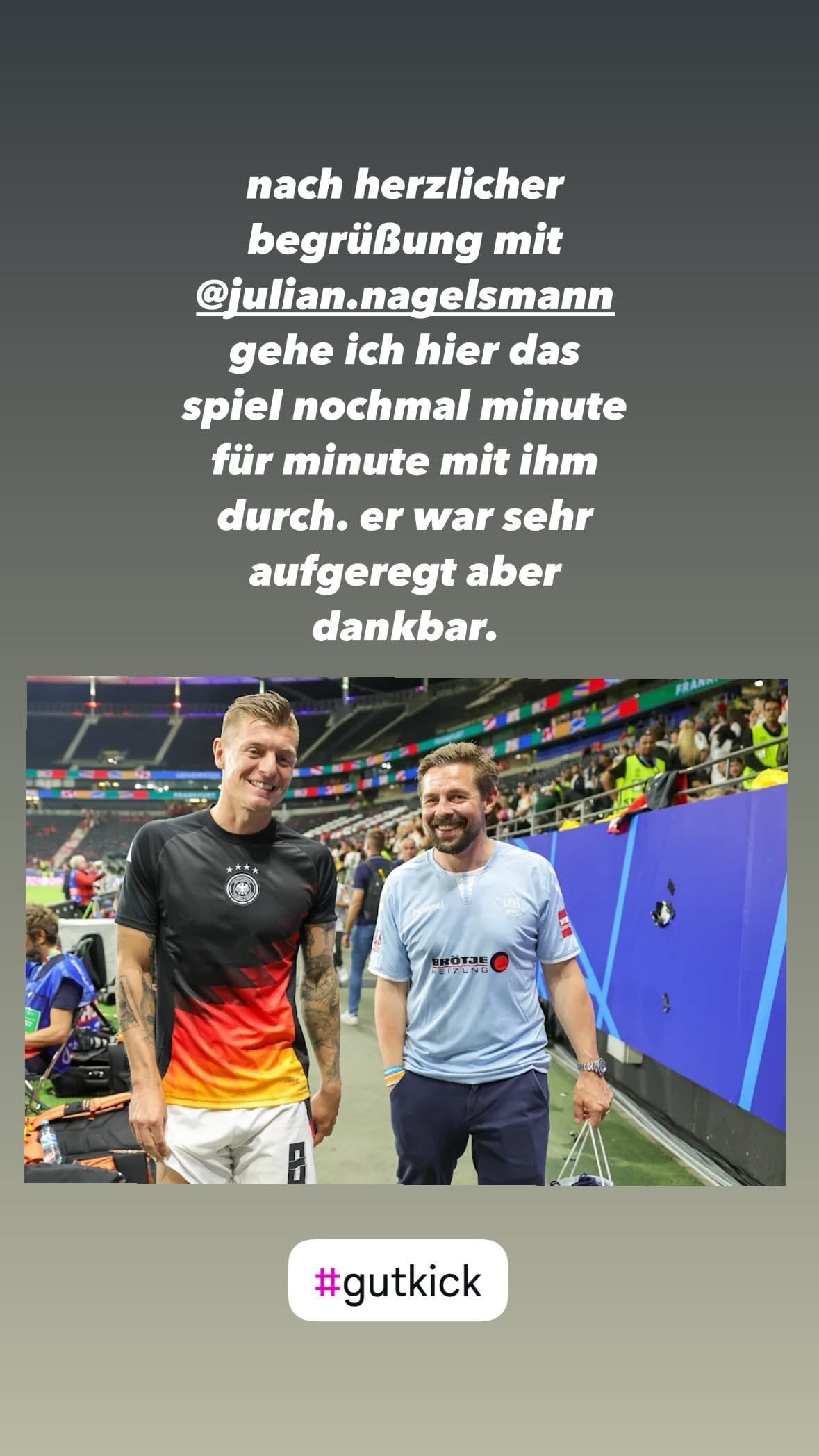 Toni Kroos und Klaas Heufer-Umlauf ließen sich nach dem EM-Spiel zusammen ablichten.