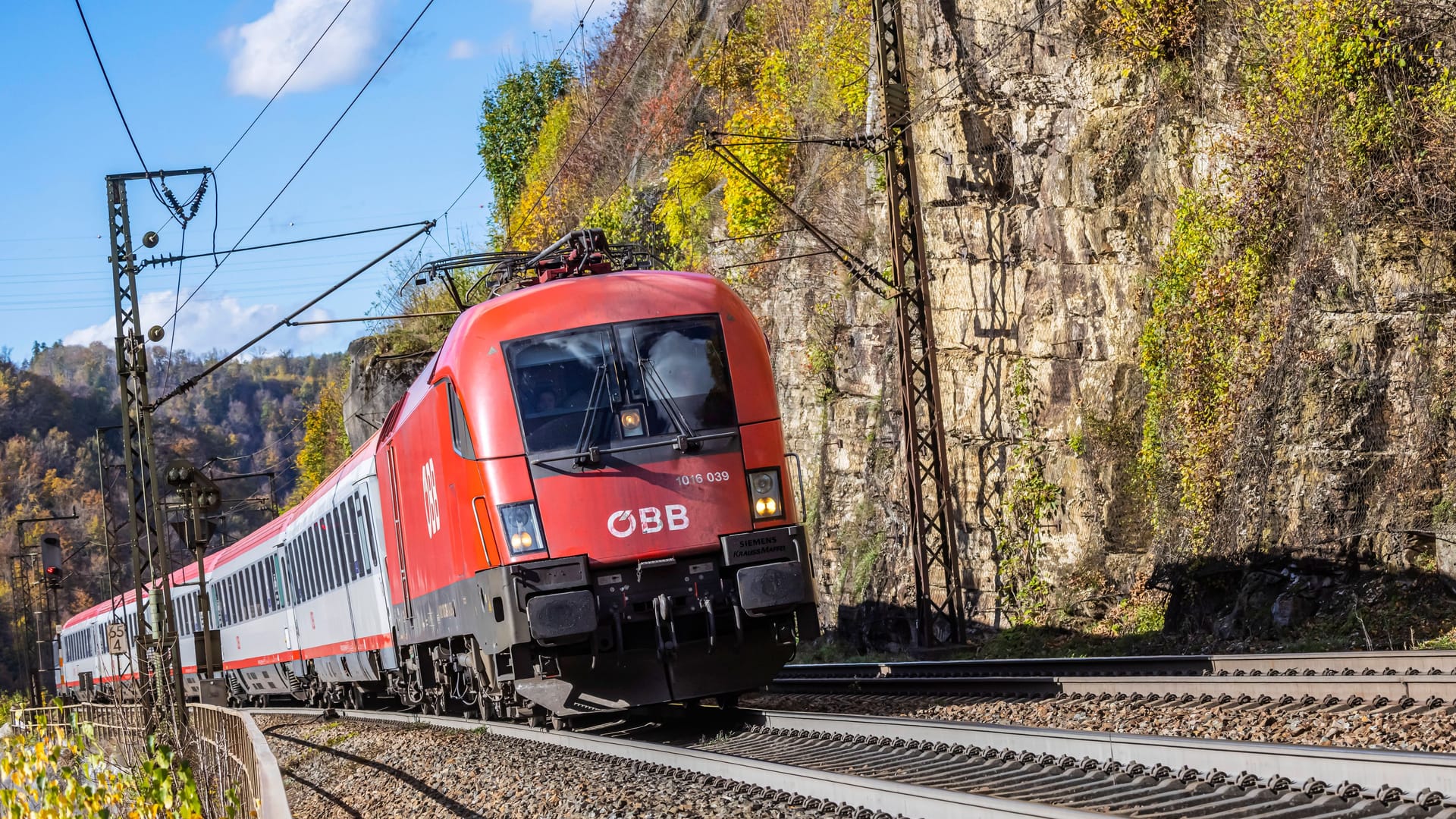 Ein InterCity der ÖBB (Archivbild): Bis die ersten Züge auf der neuen Strecke zwischen Wien und München fahren, dürfte es noch Jahre dauern.