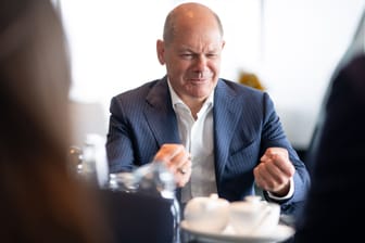 Olaf Scholz (Archivbild): Der Bundeskanzler verriet bei seinem Besuch in Dresden, dass sein Röhrenfernseher noch einwandfrei funktioniere.