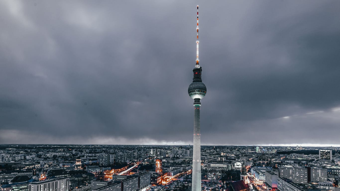 Der Berliner Fernsehturm bei Regenwetter (Symbolbild): Nach heftigem Starkregen drohen am Donnerstag erneut Gewitter in der Region.