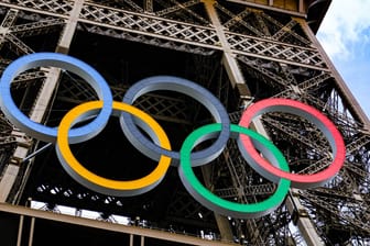 Die Olympischen Ringe am Eiffelturm in Paris.