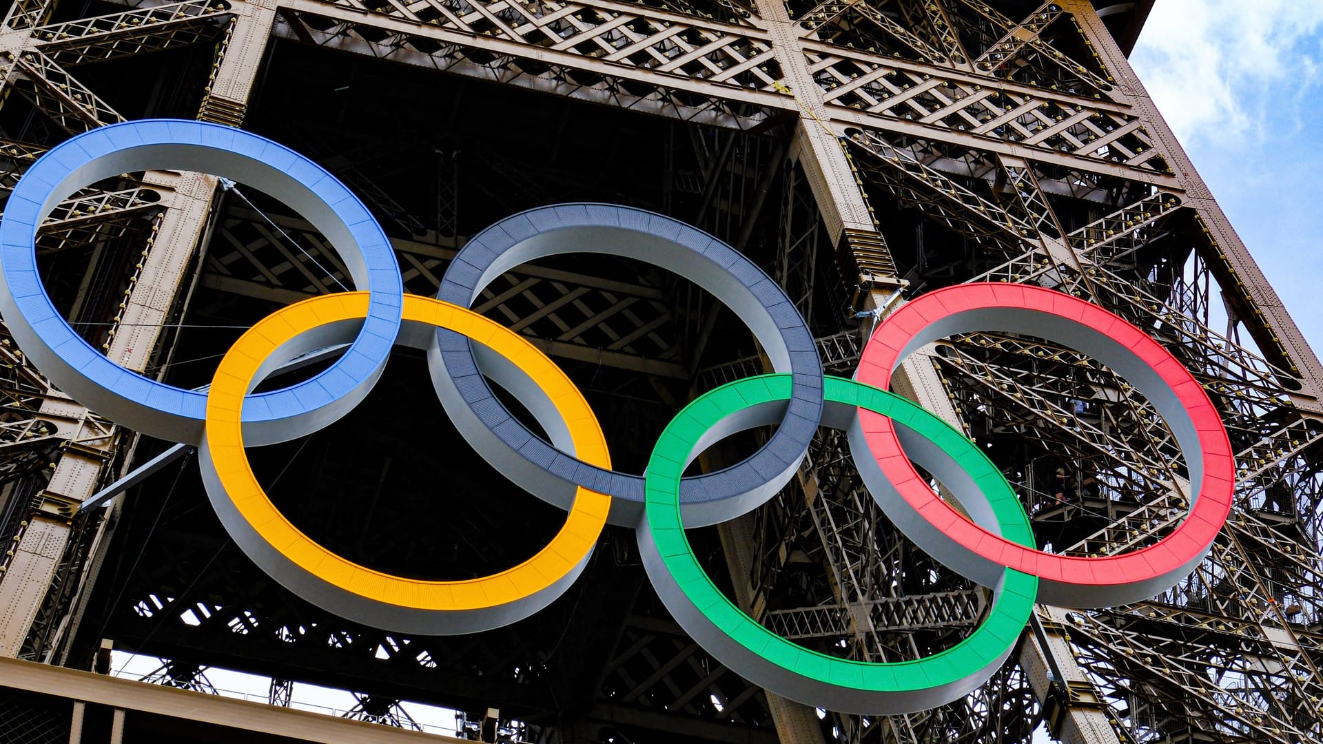 Die Olympischen Ringe am Eiffelturm in Paris.