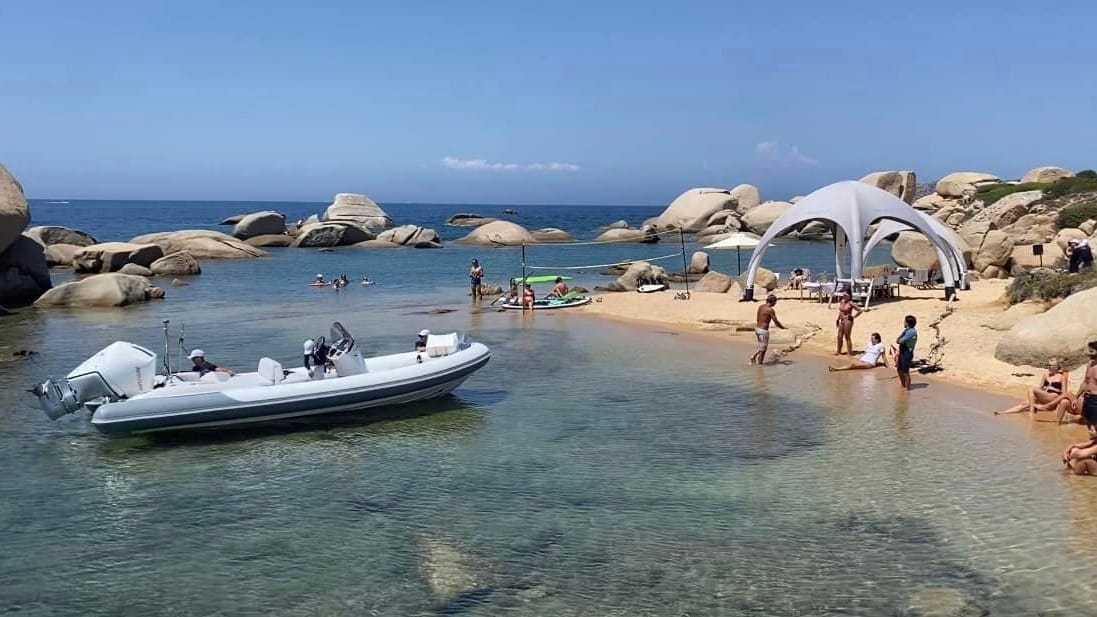 Ein Boot am Strand: Die Superreichen und ihre Crew sollen mit mehreren dieser Boote unterwegs gewesen sein.