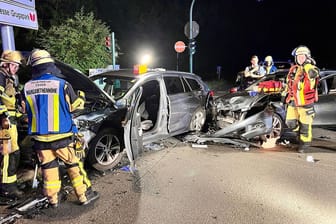 Bei einem Unfall in Essen wurden zwei Menschen schwer verletzt, weitere Personen leicht.