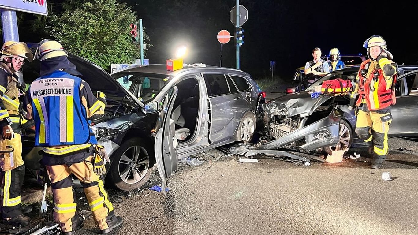 Bei einem Unfall in Essen wurden zwei Menschen schwer verletzt, weitere Personen leicht.