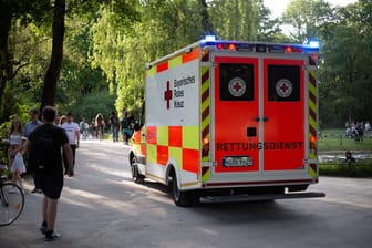 Ein Rettungswagen im Englischen Garten (Archivbild): Zuletzt kam ein Student beim Baden im Eisbach ums Leben.