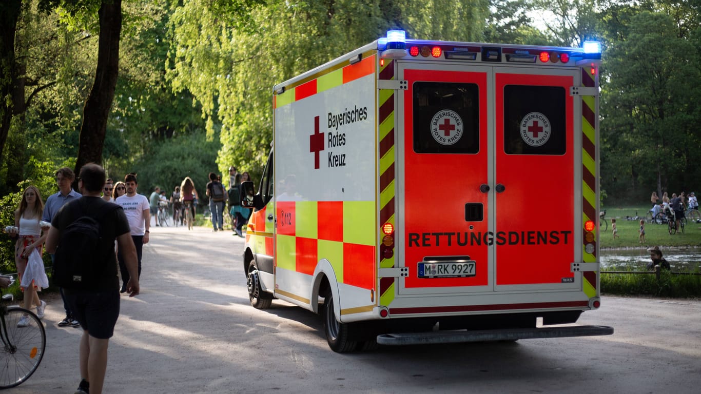 Ein Rettungswagen im Englischen Garten (Archivbild): Zuletzt kam ein Student beim Baden im Eisbach ums Leben.