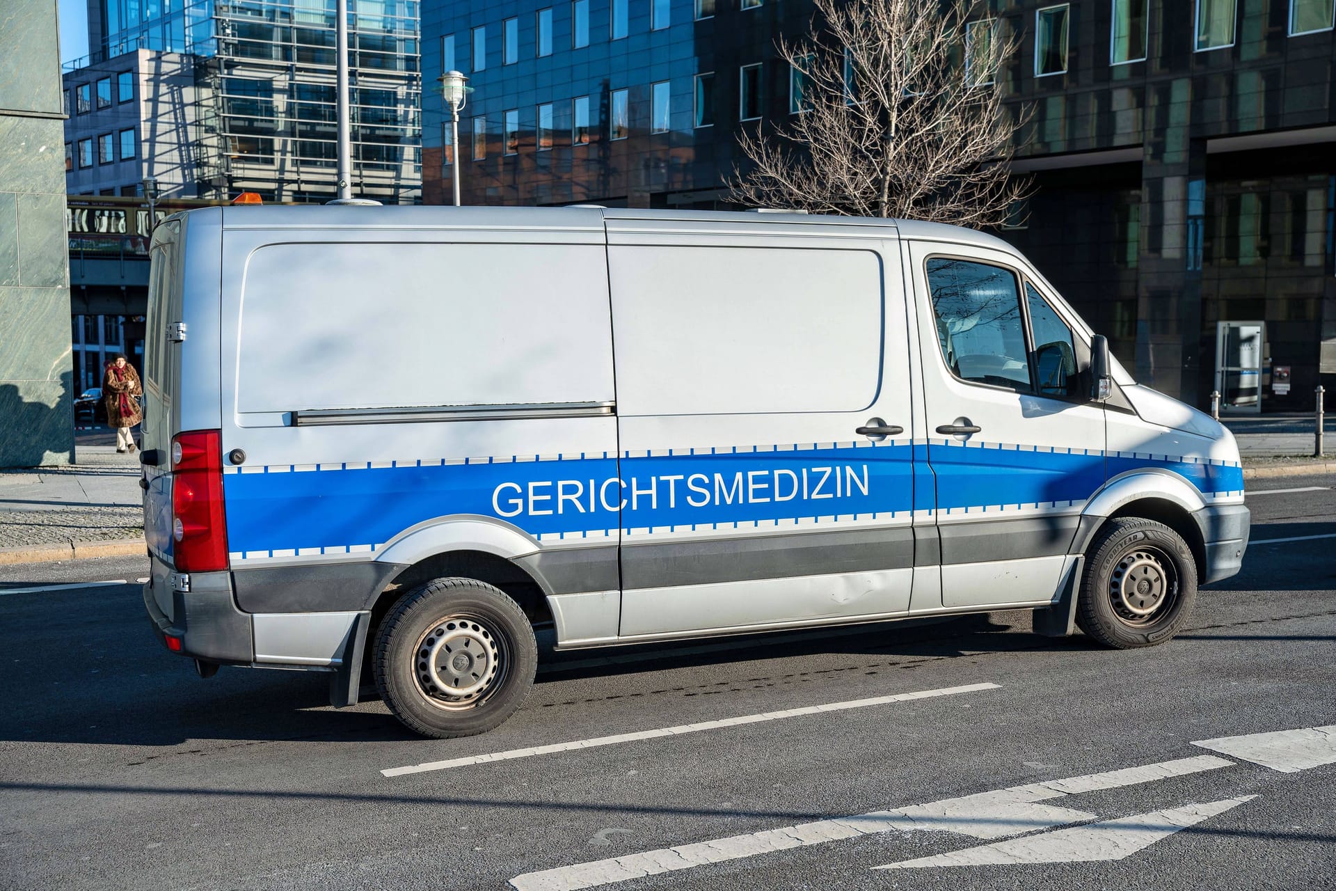 Wagen der Gerichtsmedizin (Symbolbild): Zunächst hatte die Polizei in Hilfseinrichtungen und im Obdachlosenmilieu nach der Identität der Frau gesucht.