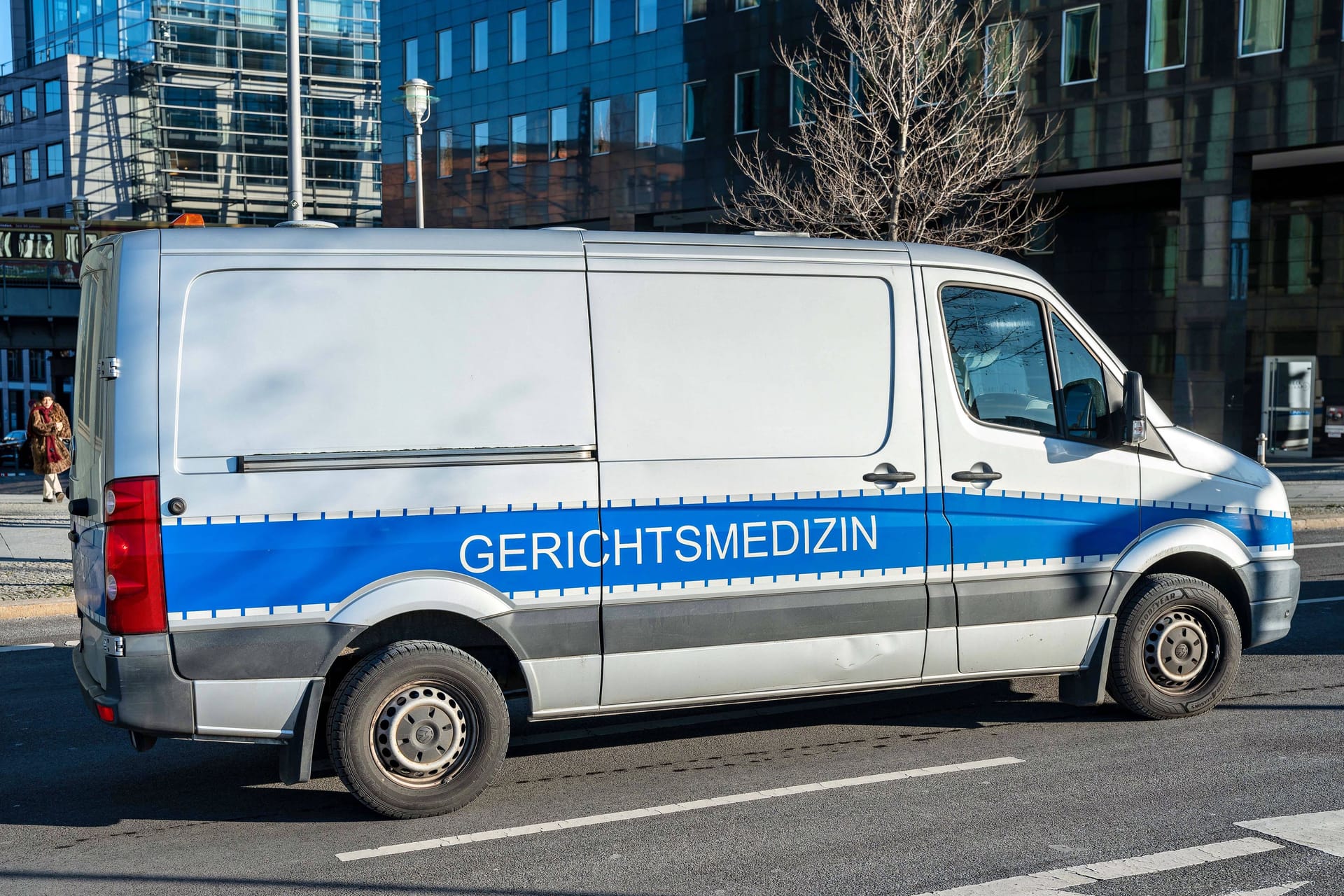 Wagen der Gerichtsmedizin (Symbolbild): Zunächst hatte die Polizei in Hilfseinrichtungen und im Obdachlosenmilieu nach der Identität der Frau gesucht.