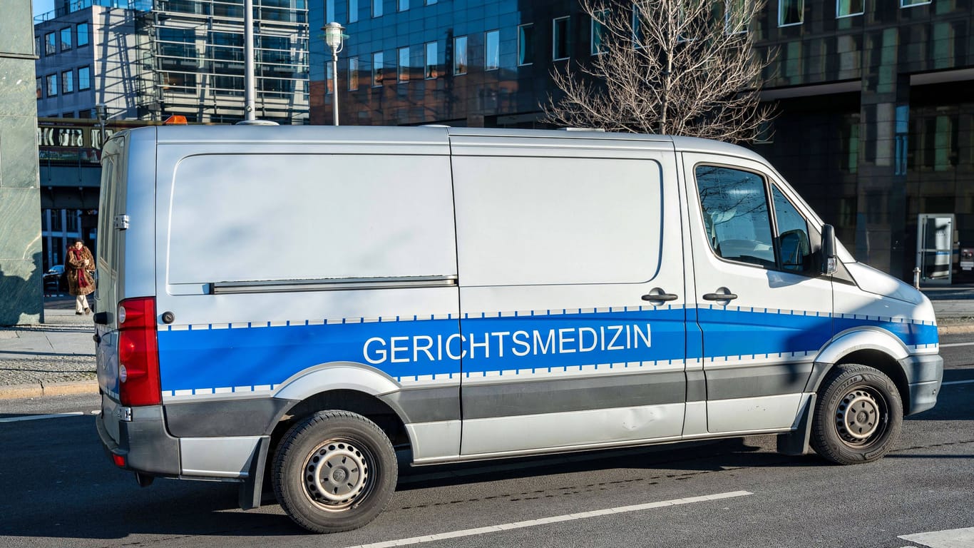 Wagen der Gerichtsmedizin (Symbolbild): Zunächst hatte die Polizei in Hilfseinrichtungen und im Obdachlosenmilieu nach der Identität der Frau gesucht.